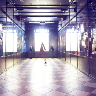 Перформанс художницы Дарьи Правды на выставке «Видимым о невидимом»