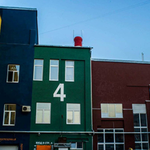 Перформанс Анастасии Ивановой и экскурсия Михаила Сидлина по мастерской Валерия Чтака и чердаку «Фабрики» с работой Елены Шаргановой