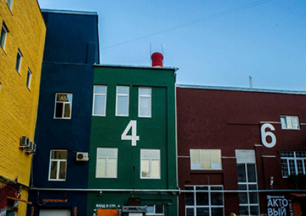 Перформанс Анастасии Ивановой и экскурсия Михаила Сидлина по мастерской Валерия Чтака и чердаку «Фабрики» с работой Елены Шаргановой