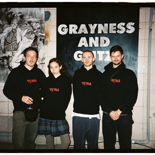 Красные флаги и рейв-эстетика. Как PLAGUE провоцируют зрителя на переосмысление искусства