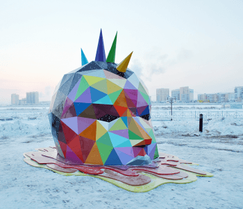 Испанская радуга в вечной мерзлоте: в Якутске установили самую северную скульптуру уличного художника Okuda